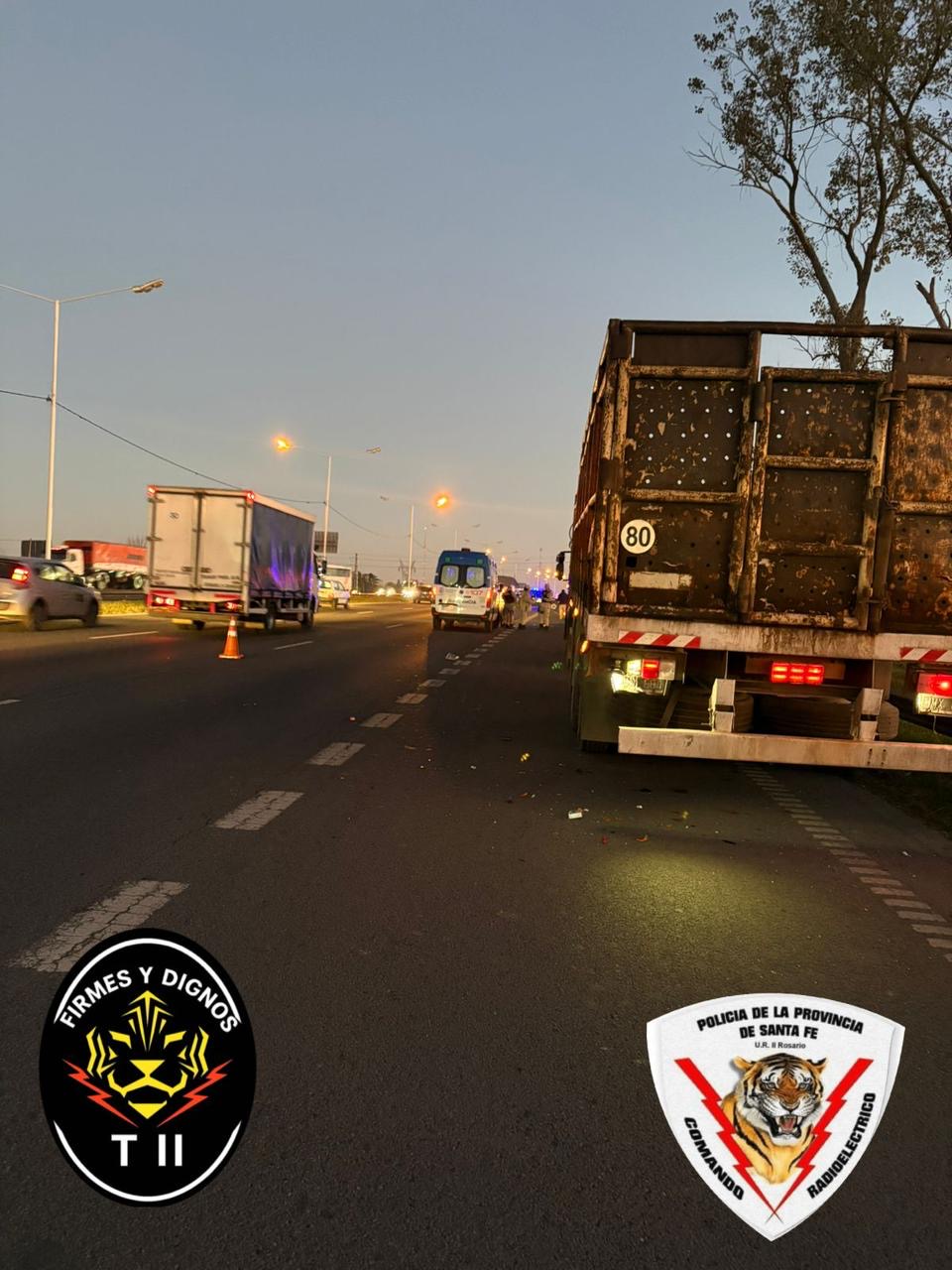 Camión y ambulancia en accidentes Circunvalación Rosario
