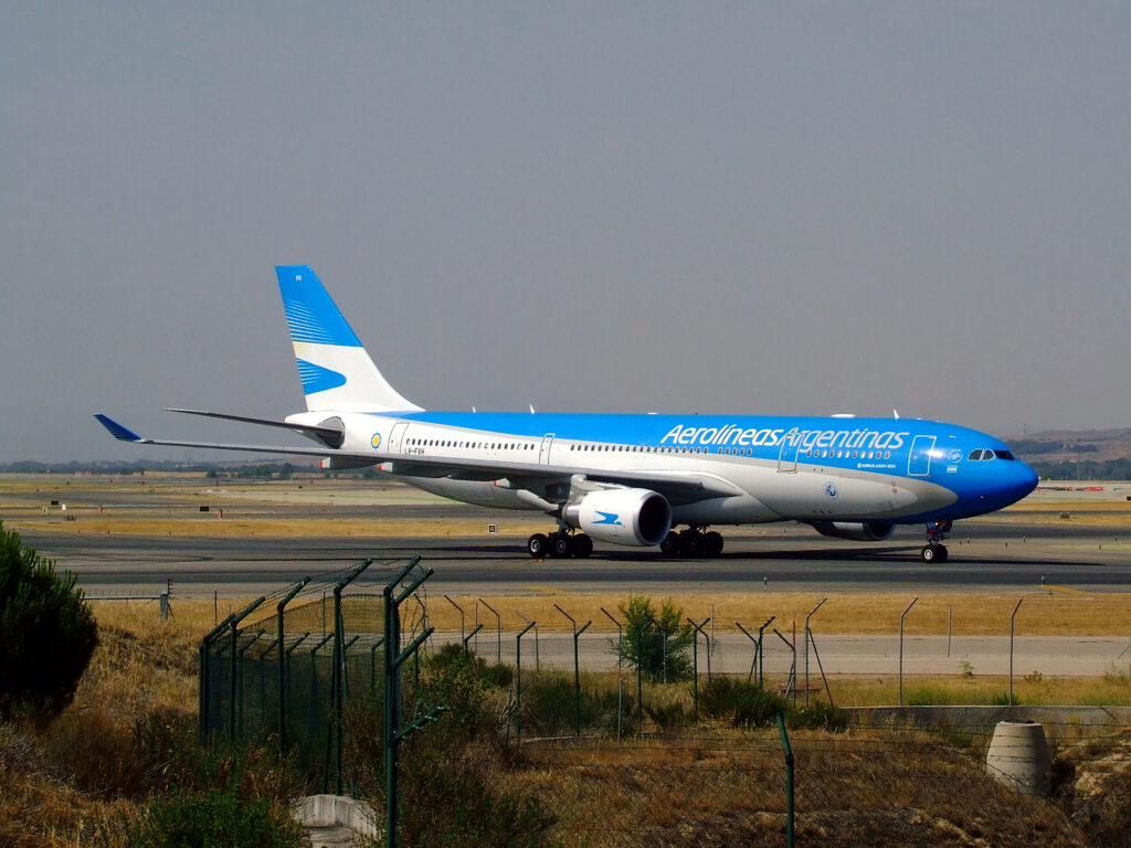 Avión Airbus A330 de Aerolíneas Argentinas en pista