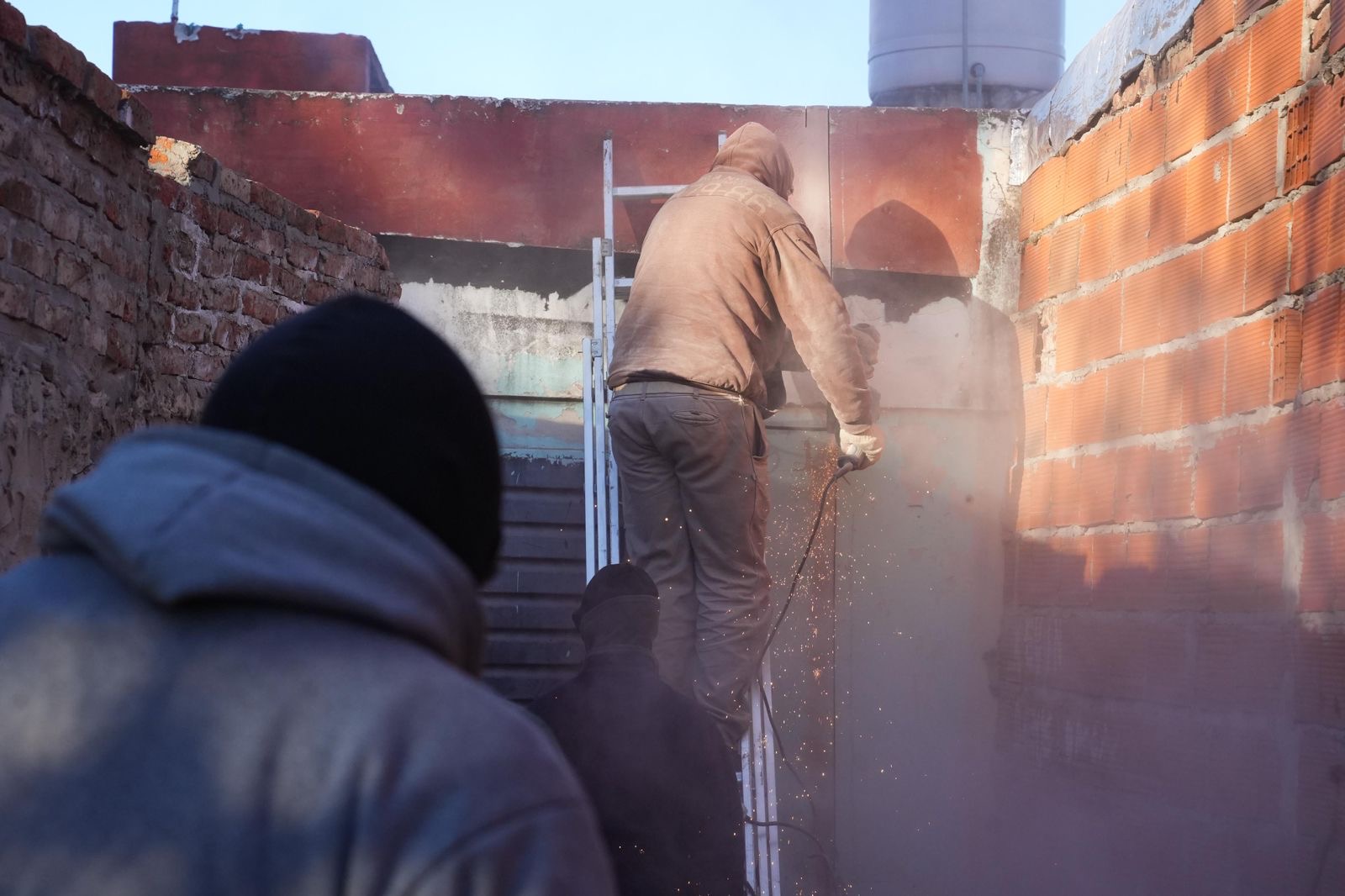 Trabajadores derriban un búnker con amoladora en un operativo de la Ley de Microtráfico en Rosario