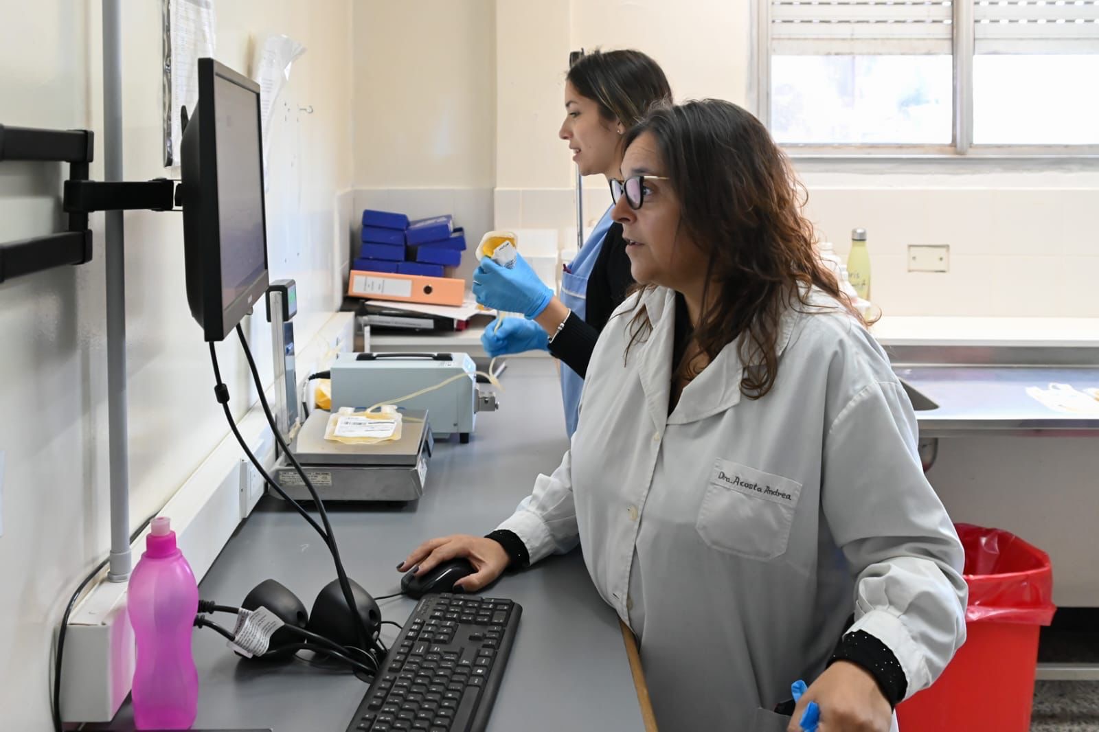 Andrea Acosta directora del Centro Regional de Hemoterapia de Santa Fe junto a una profesional