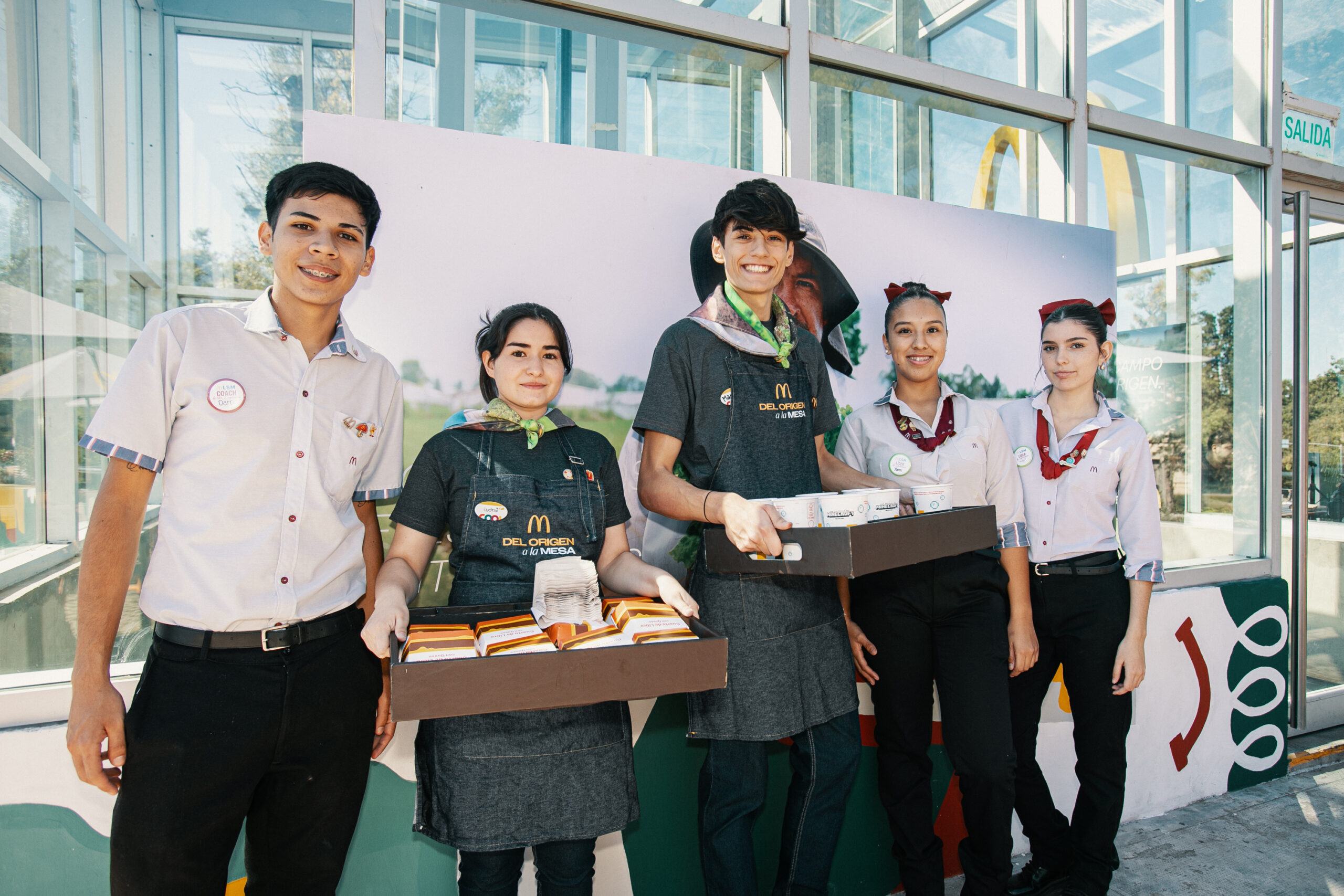 Colaboradores jóvenes de McDonald’s en Argentina, operado por Arcos Dorados