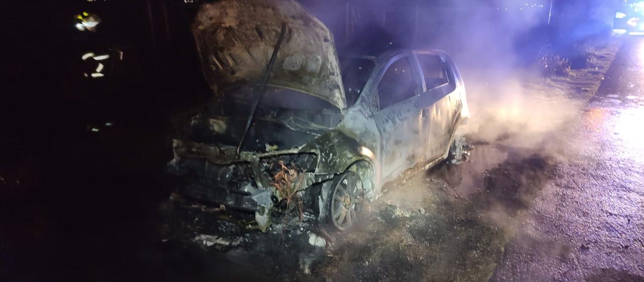 Auto totalmente quemado tras el incendio en calle Mendoza, Funes
