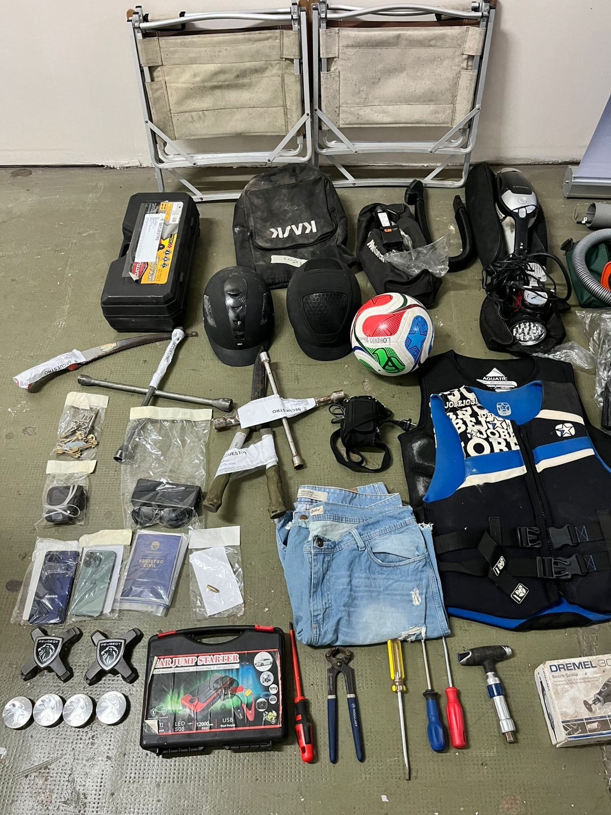 Cortapernos, jeans, cascos y herramientas incautadas en el operativo PDI Rosario