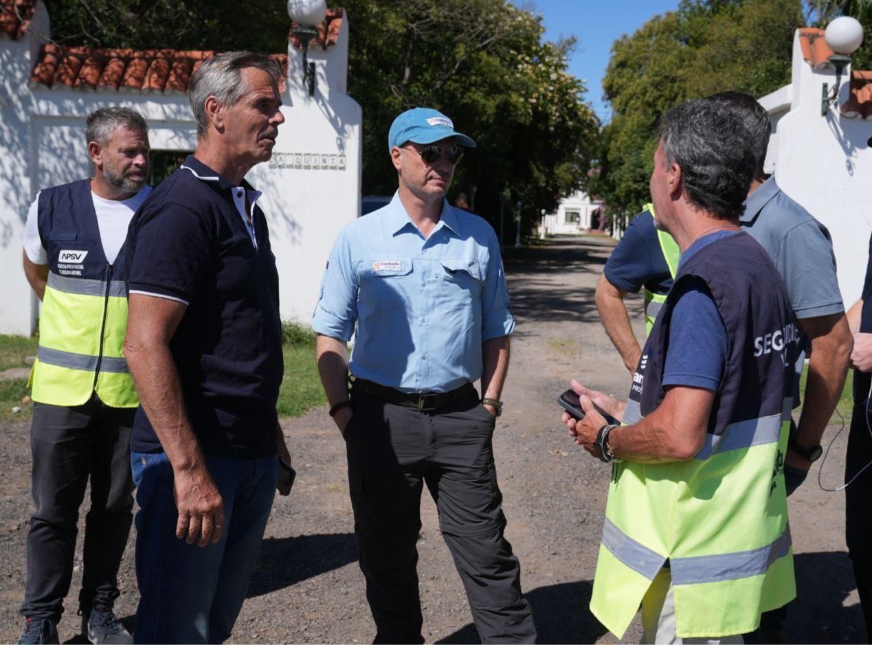 Funcionarios de la APSV durante un operativo del programa Santa Fe Pesa