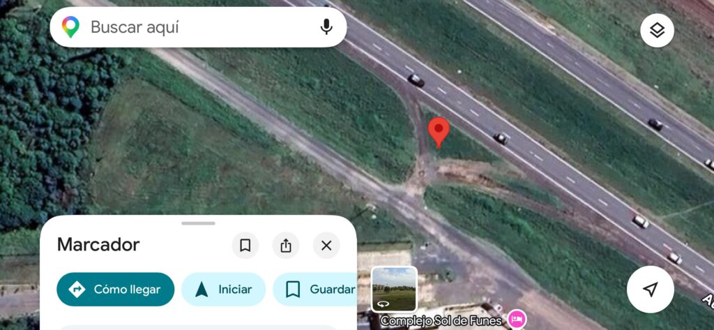 Bajadas clandestinas sobre la Autopista Rosario-Cordoba en la vista satelital de Google Maps, a la altura del Complejo Sol de Funes