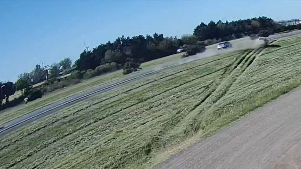 Huellas y bajadas clandestinas sobre el lateral de la autopista Rosario-Córdoba frente a Kentucky, Funes