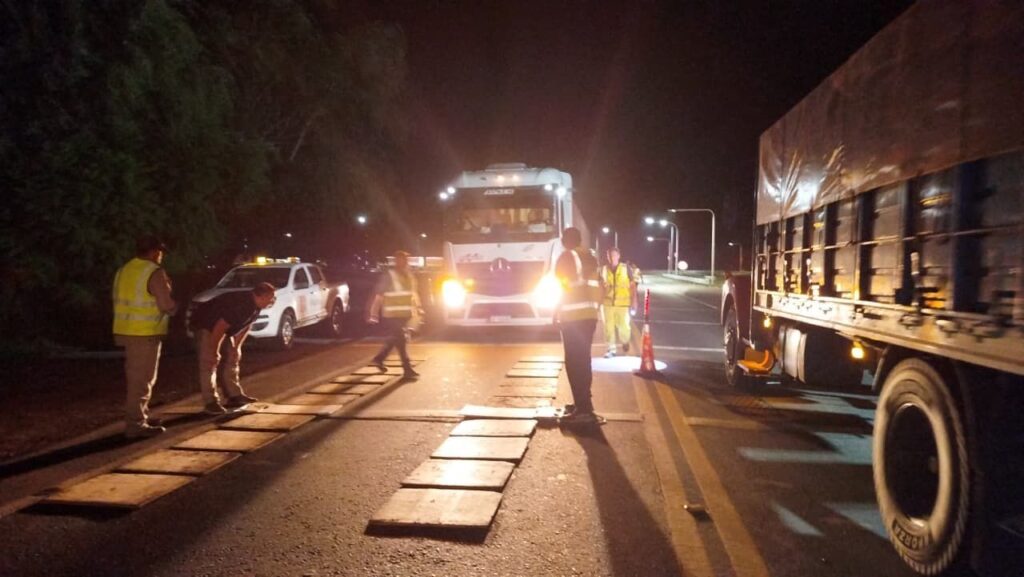 Operativo Santa Fe Pesa de control de cargas en ruta provincial durante la noche