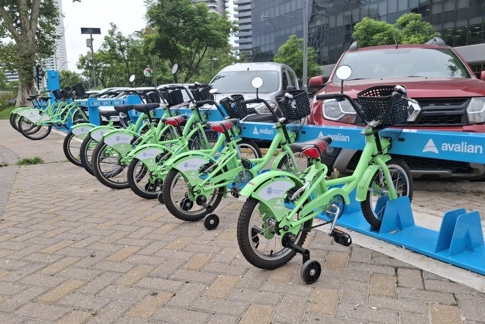 Bicicletas para infancias del sistema Mi bici tu bici con ruedas rebatibles, en la estación Puerto Norte de Rosario