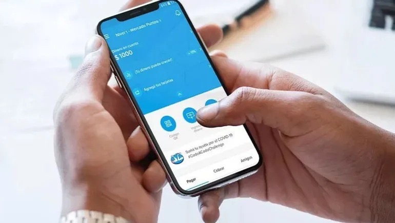 Billeteras virtuales CCT: una persona usa una app de pagos en su celular