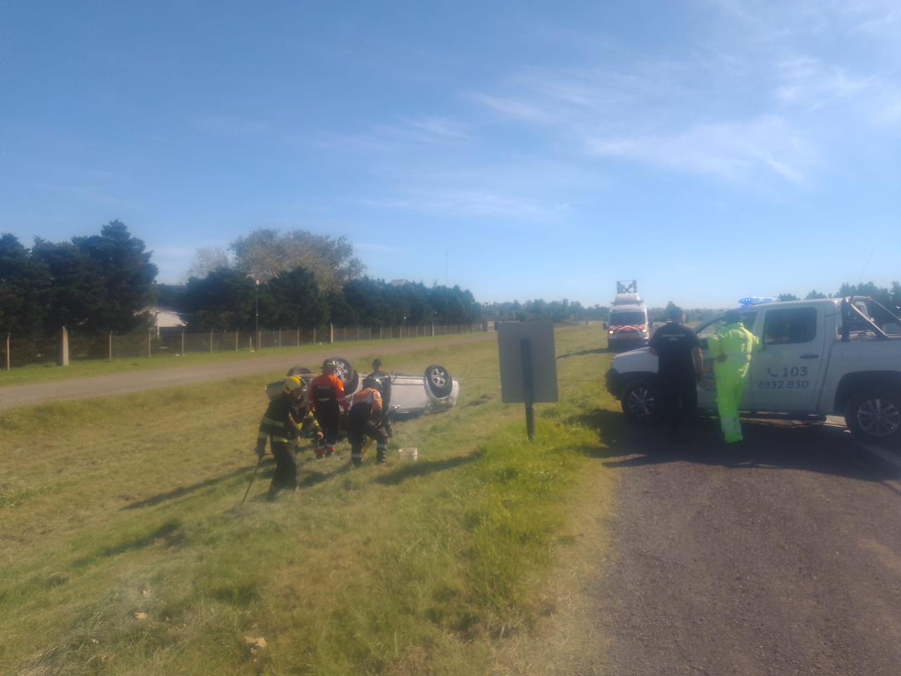 Vuelco en autopista: vehículo volcado sobre su techo en la banquina, Bomberos Voluntarios Funes y SIES en el lugar