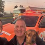 Bomberos Voluntarios de Rosario junto a la perrita rescatada y una camioneta de Protección Civil