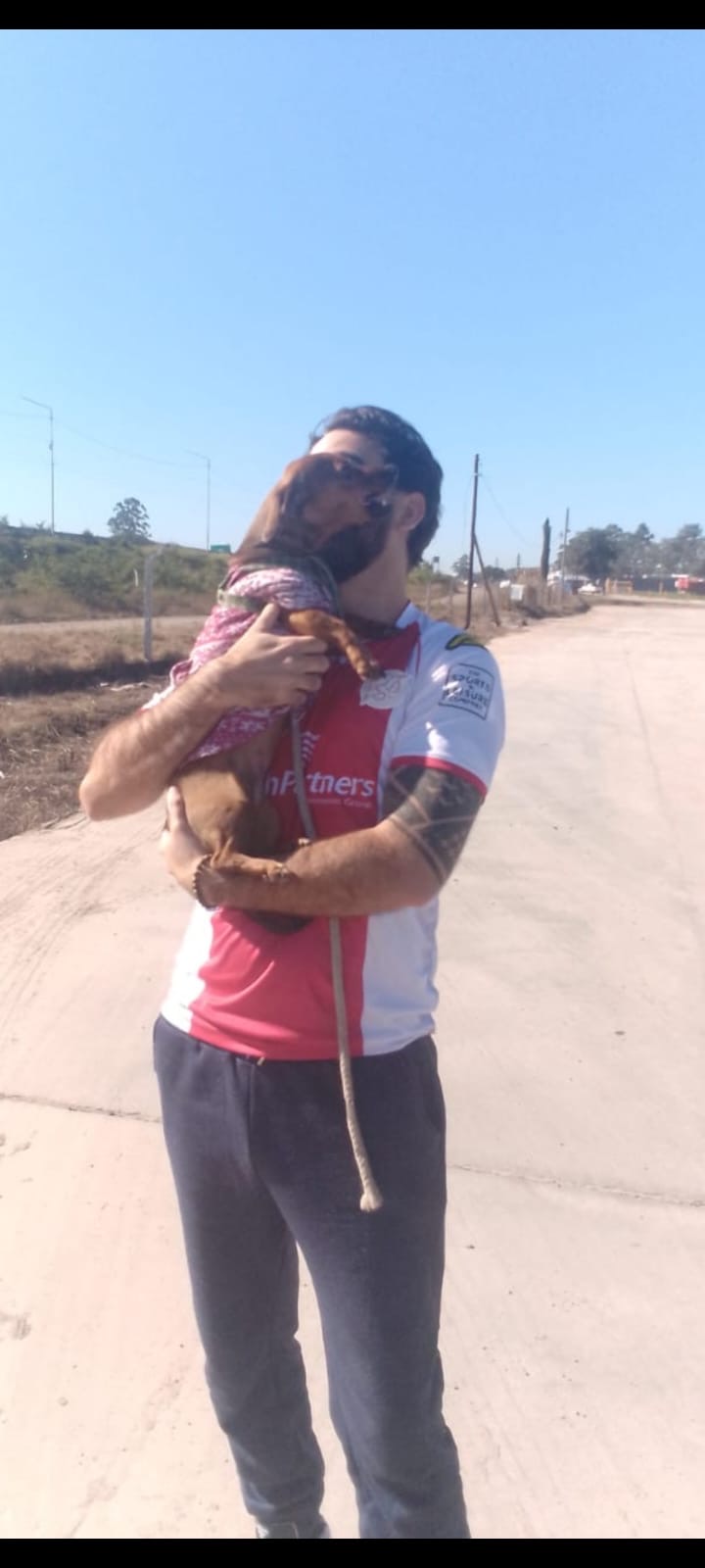 El joven asistido por los Bomberos Voluntarios de Rosario se reencuentra con su perrita en Tucumán