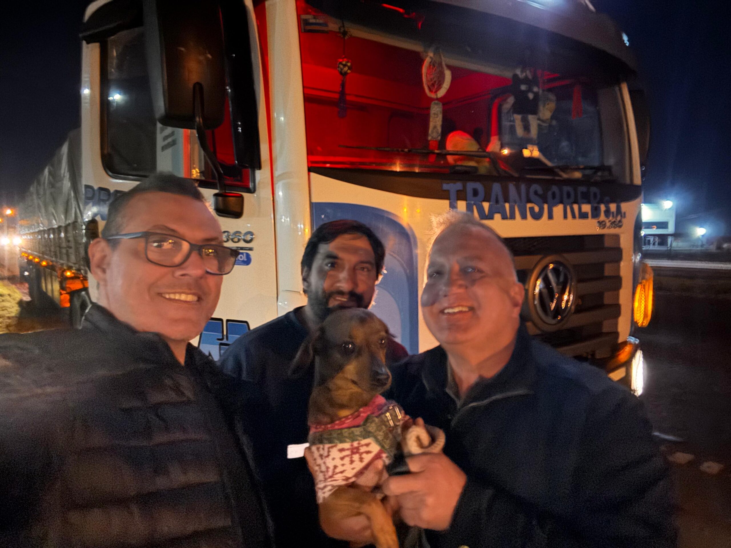 Bomberos Voluntarios de Rosario junto al camión Transpreba durante el traslado de la perrita