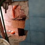 Boqueteros en una joyería de Rosario: intentaron entrar por un boquete pero huyeron por la alarma Boquete en la pared del baño de la joyería de Mitre al 900, Rosario, tras el intento de robo