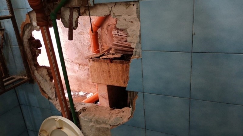 Boquete en la pared del baño de la joyería de Mitre al 900, Rosario, tras el intento de robo