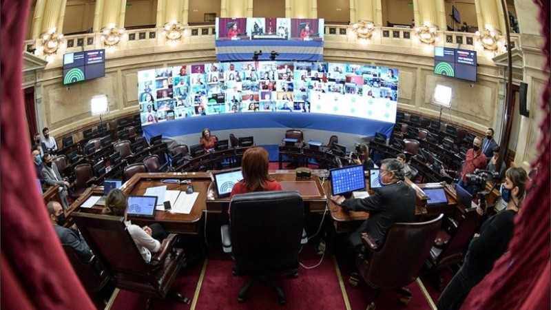 Buscan agravar penas a quienes difundan conversaciones privadas y desnudos sin permiso