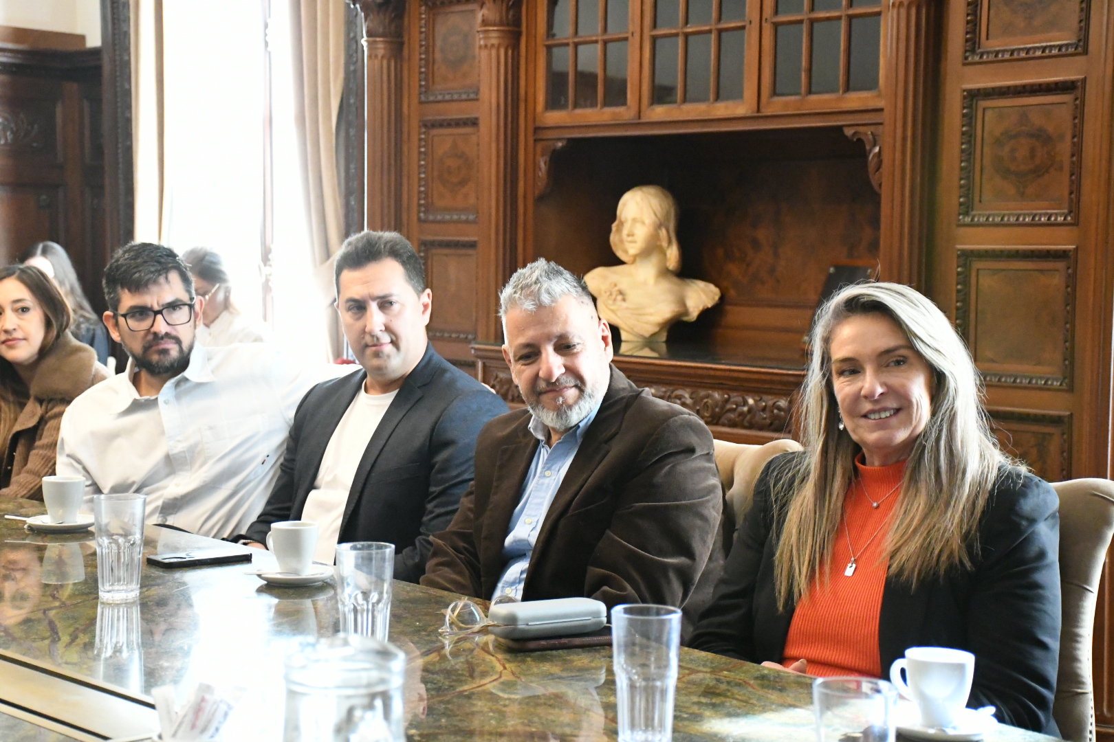 María Eugenia Schmuck, presidenta del Concejo Municipal de Rosario, con el equipo de Converge en la mesa del Salón de los Acuerdos