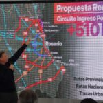Seis ofertas para la segunda etapa del Camino de la Cremería: la Provincia invertirá $14.900 millones El ministro Lisandro Enrico señala el mapa del Circuito de Ingreso Portuario durante la apertura de sobres del Camino de la Cremería