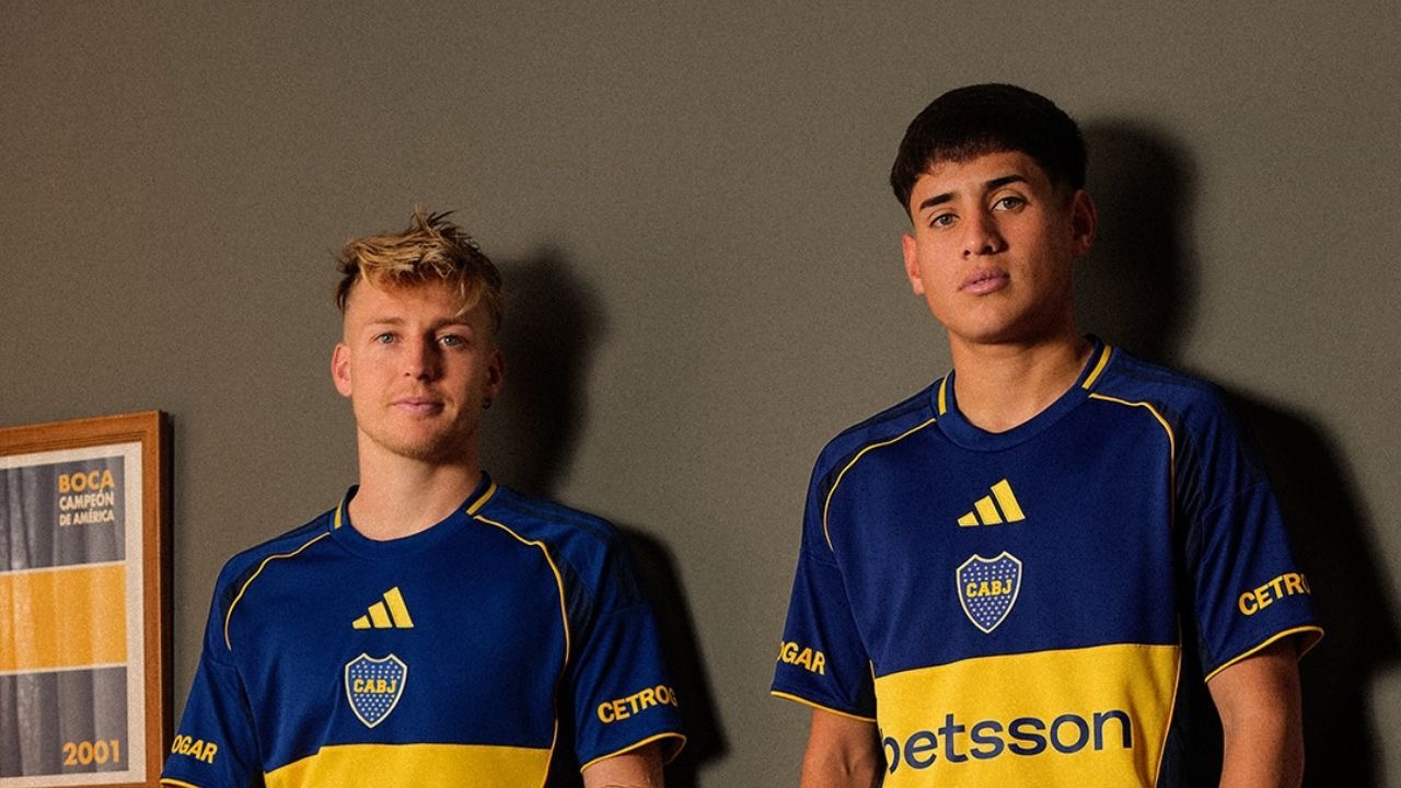 Jugadores de Boca con la camiseta Libertadores 2001 junto al cuadro Boca campeon de America 2001