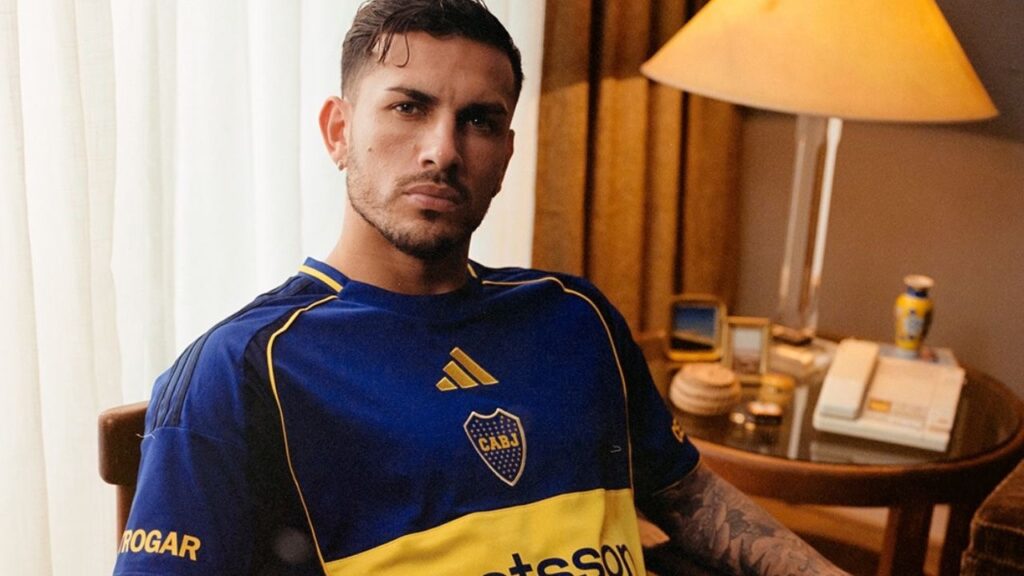 Leandro Paredes presenta la nueva camiseta Boca Libertadores 2001