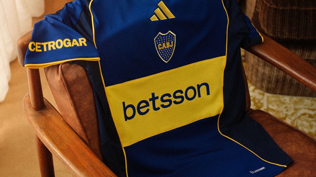 Camiseta Boca Libertadores 2001 vista de frente con escudo central