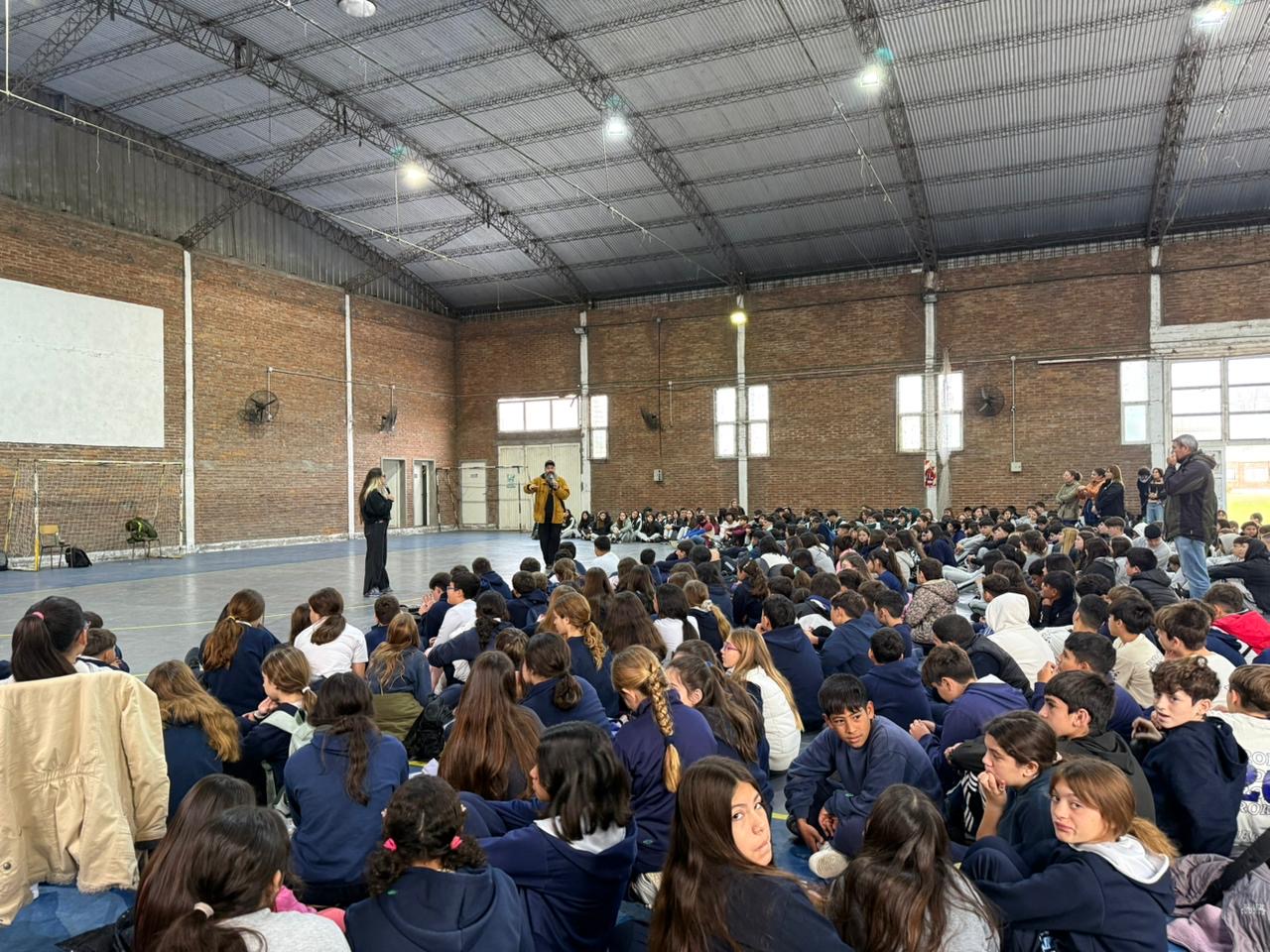 Vista panorámica del SUM lleno con más de 300 estudiantes en la charla de prevención en Roldán