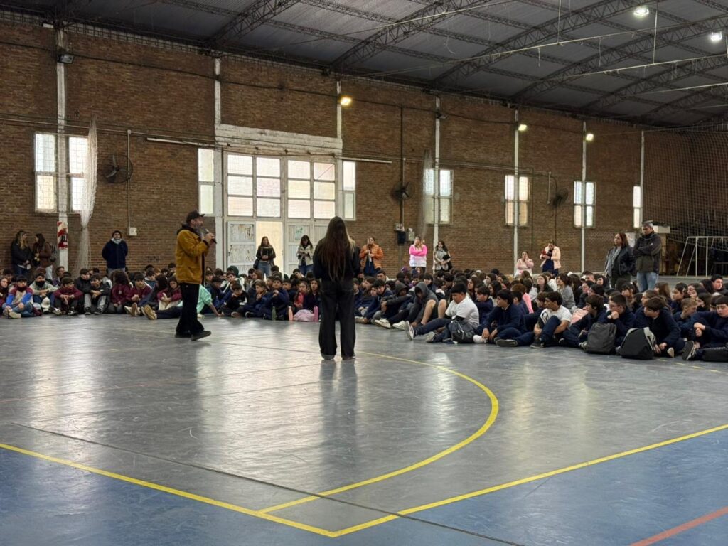 Charla de prevencion de Casa Nacer Roldan con estudiantes sentados en el SUM del Instituto Paul Harris
