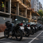 Motos estacionadas frente a una obra en construcción en Rosario