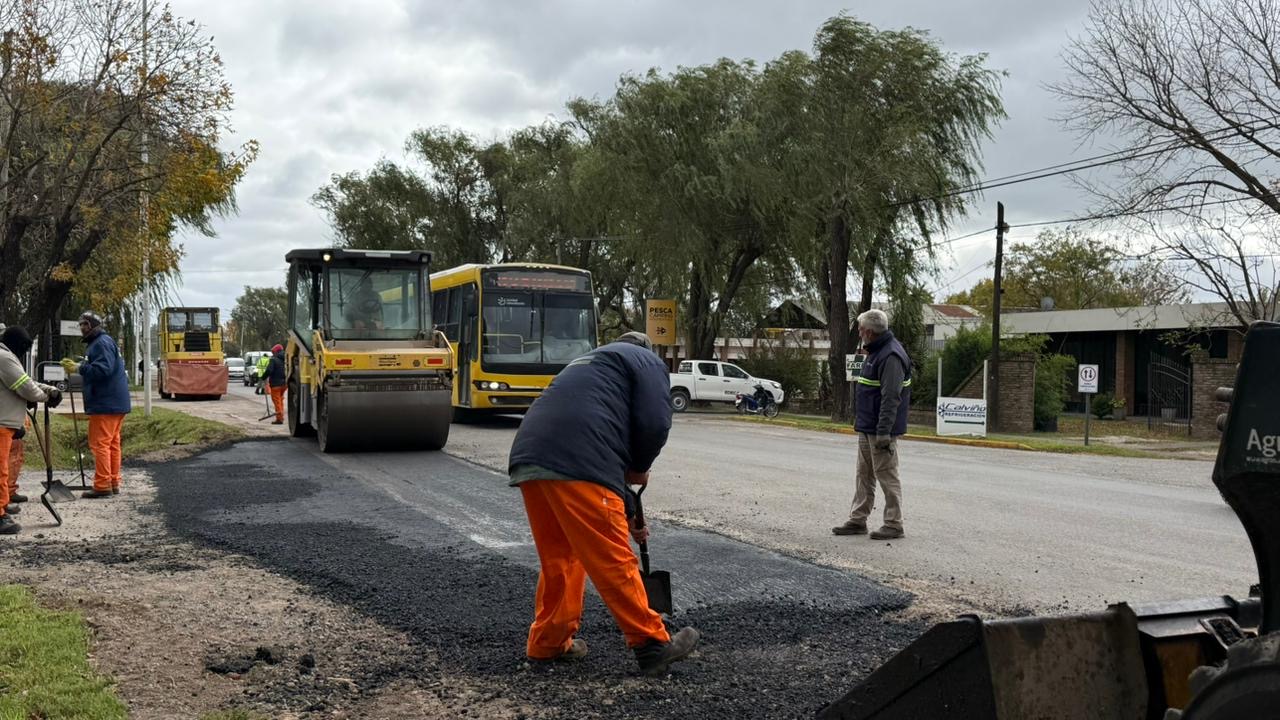 Trabajos de pavimentación en Roldán sobre un acceso a la Ruta A012