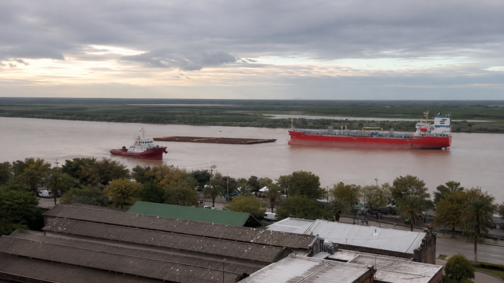 Choque de buques en el río Paraná frente a Rosario