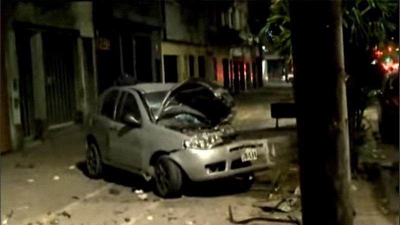 Choque zona sur Rosario: auto destruido tras impactar contra cuatro casas