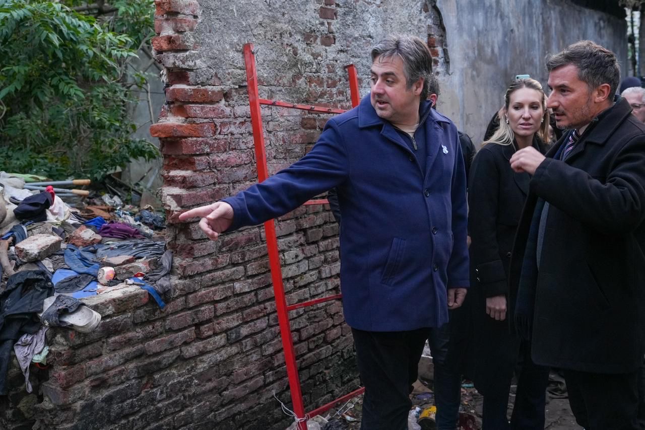 El ministro Cococcioni recorre el b&uacute;nker antes del derribo en Santa Fe
