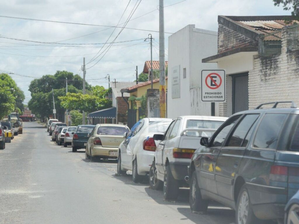 Comerciantes piden estacionamiento en las dos manos para comprar regalos del "Día del Padre"