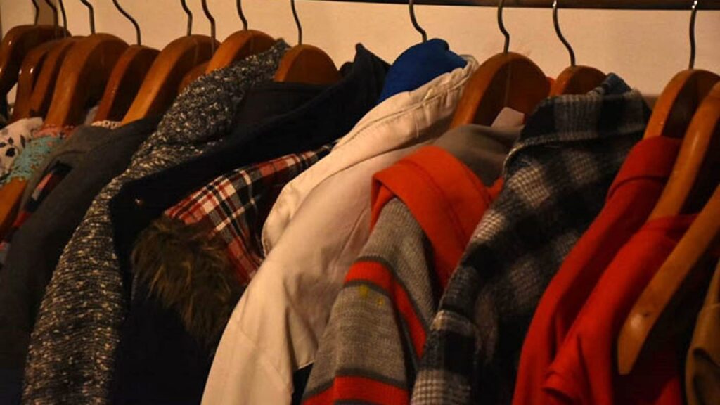 Comercio de indumentaria regala prendas a cambio de donaciones de ropa de abrigo
