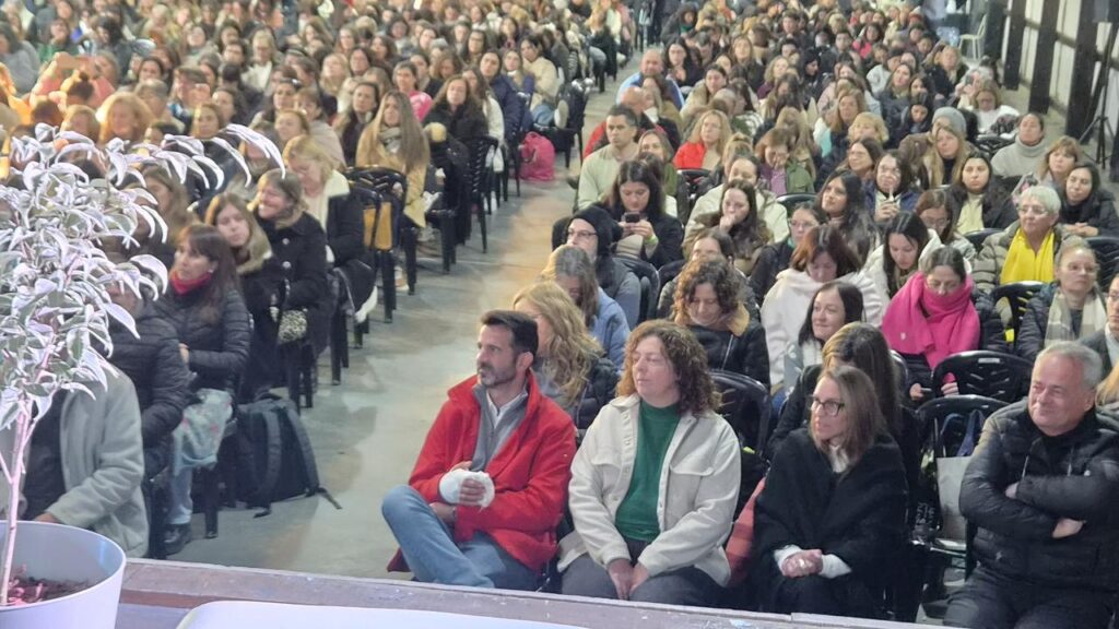 Congreso Nacional Educación Roldán: vista del SUM con más de 700 asistentes