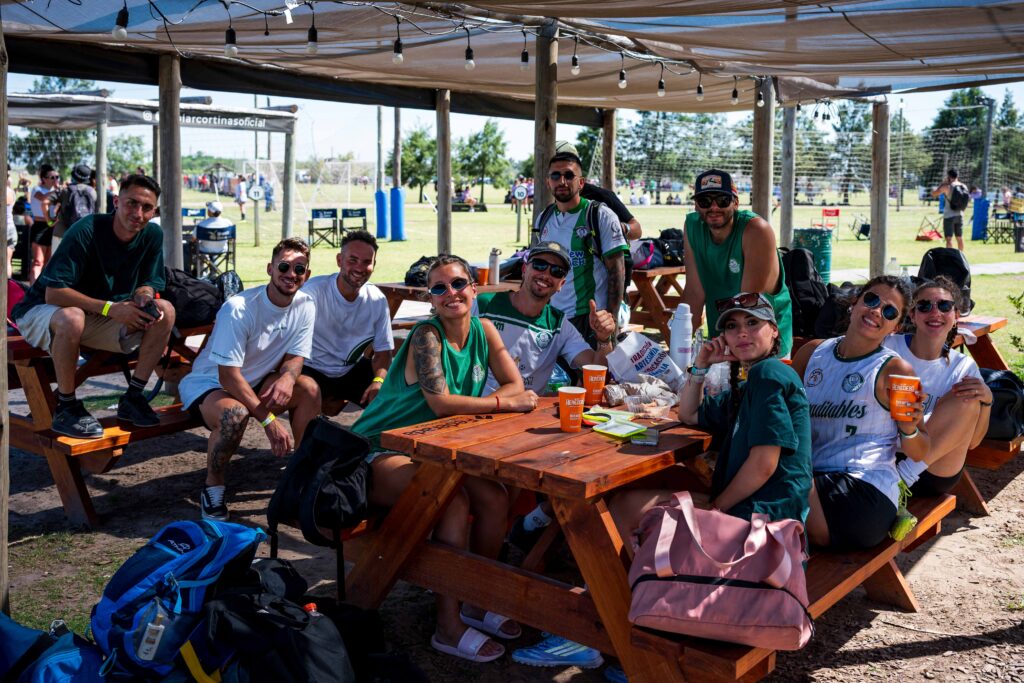 Jugadores y publico de Copa Pymes Damfield en una jornada en Estancia Damfield