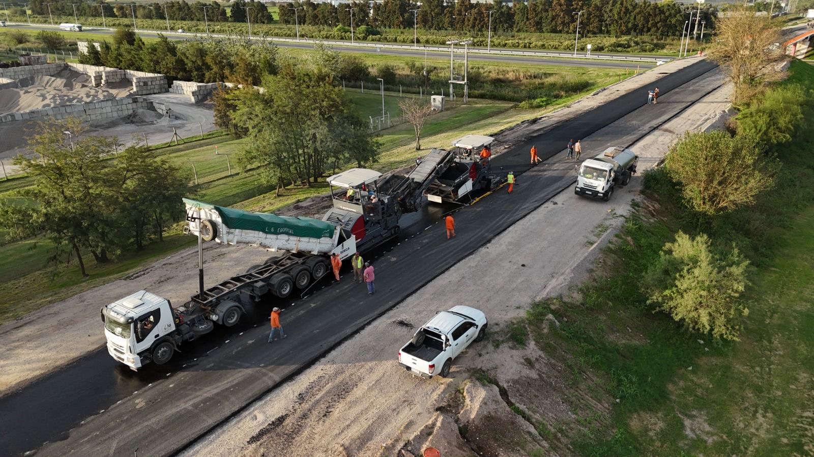 Obra del Camino de la Cremería con maquinaria asfaltadora trabajando en la Ruta Provincial 25 entre Ricardone y San Lorenzo