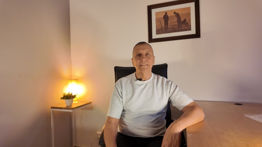 Mingo Criscenti, fundador de Criscenti Inmobiliaria Funes, sentado en su oficina
