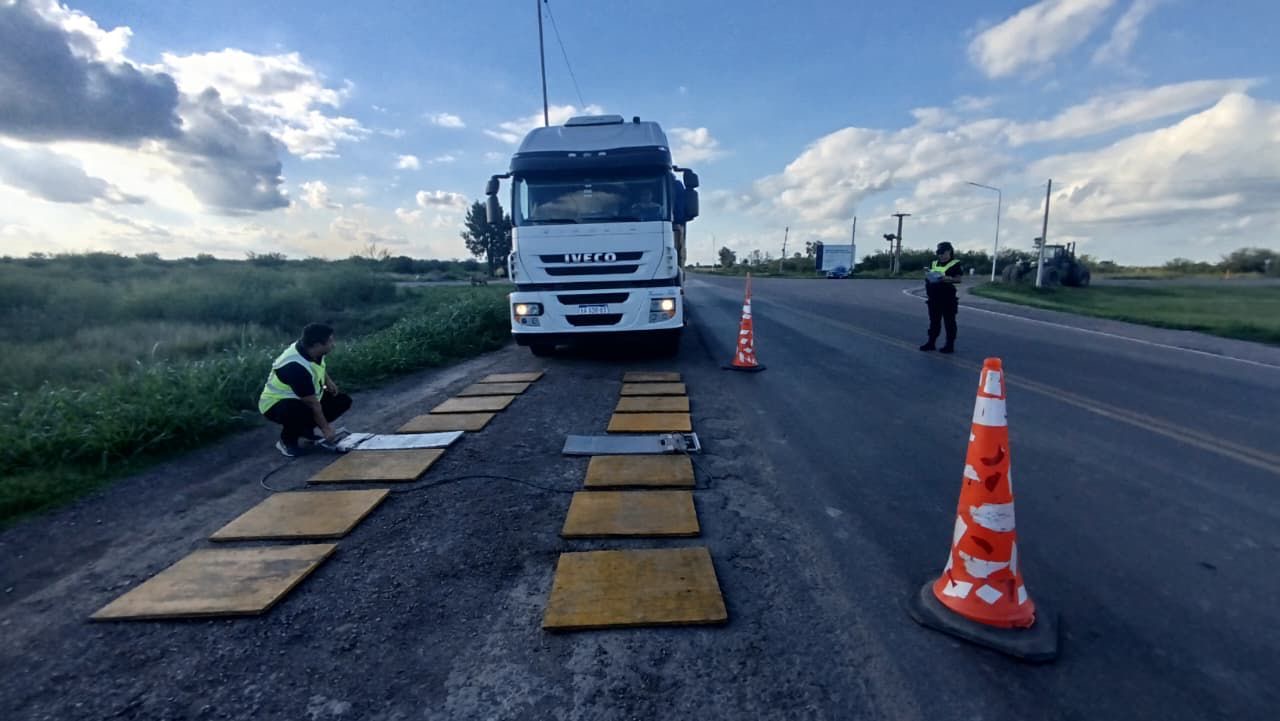 Camión fiscalizado en operativo de control de cargas Santa Fe Pesa