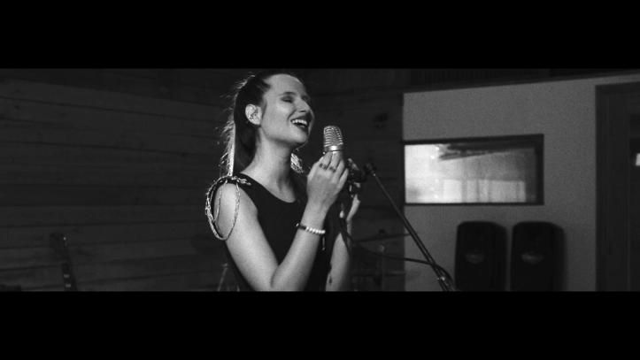 DELFINA presenta “Yo fui feliz”