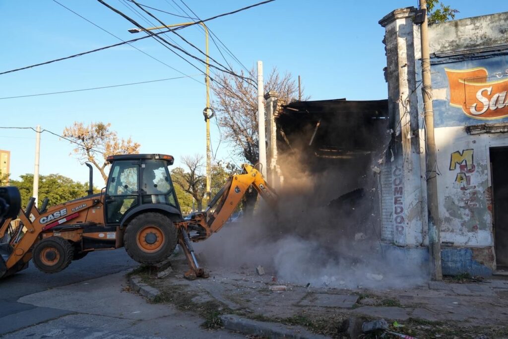 Derribo de búnker en Santa Fe ejecutado por la Provincia con una topadora