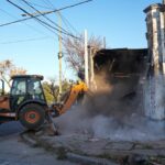 Con aplausos de vecinos, la Provincia derribó un búnker en la ciudad de Santa Fe Derribo de búnker en Santa Fe ejecutado por la Provincia con una topadora