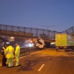 Un camión derribó un puente peatonal y provocó el corte total de la Panamericana Derrumbe de un puente peatonal sobre la autopista Panamericana tras el choque de un camión
