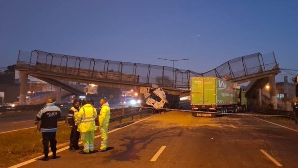 Derrumbe de un puente peatonal sobre la autopista Panamericana tras el choque de un camión