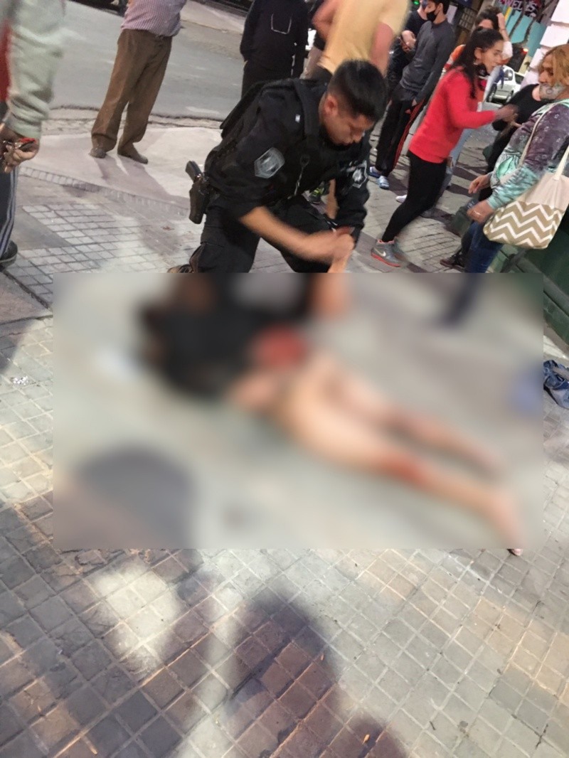 Desfiguraron y desnudaron a un ladrón que intentó robarle a una mujer embarazada
