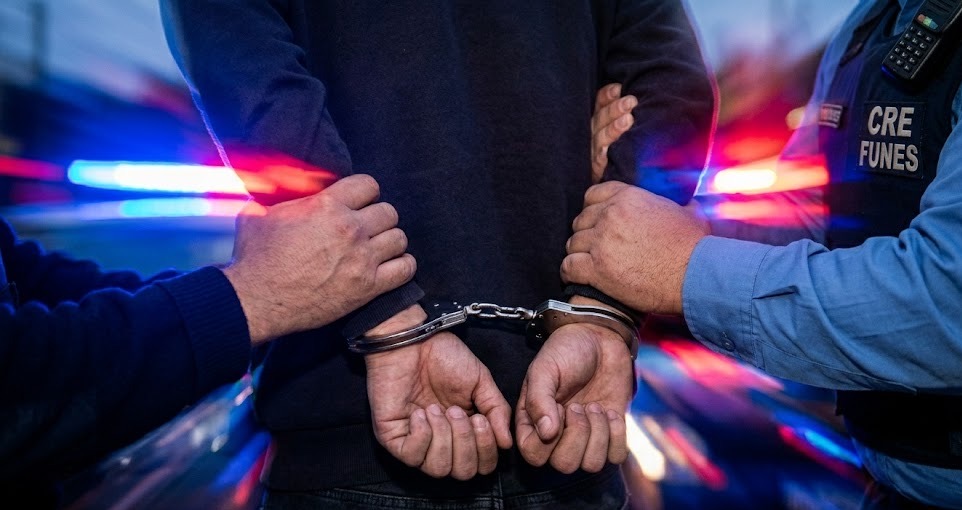 Aprehensión de un hombre esposado por la Policía del Comando Radioeléctrico (CRE) de Funes