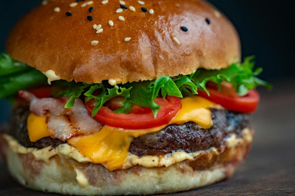 Día Mundial de la Hamburguesa: hamburguesa casera con bacon, queso cheddar, tomate y lechuga