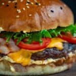 Día Mundial de la Hamburguesa: recetas caseras y la nueva Cajita Mostaza Carphinchas Día Mundial de la Hamburguesa: hamburguesa casera con bacon, queso cheddar, tomate y lechuga