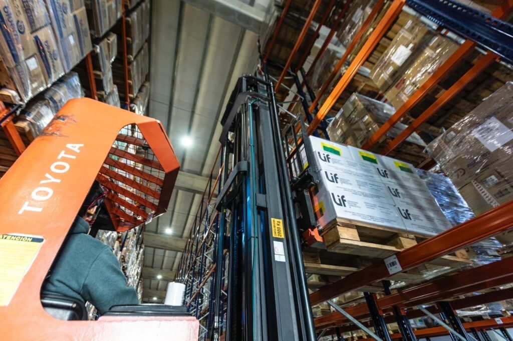 Distribución de medicamentos por orden de Pullaro: autoelevador con pallets del LIF en estanterías del depósito de Funes