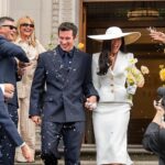 Boda de Dua Lipa con Callum Turner saliendo del Old Marylebone Town Hall con look Schiaparelli